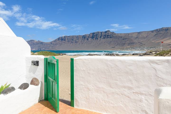 Apartment for 4 people, with Ocean view and Balcony as well as Terrace and Garden in Lanzarote