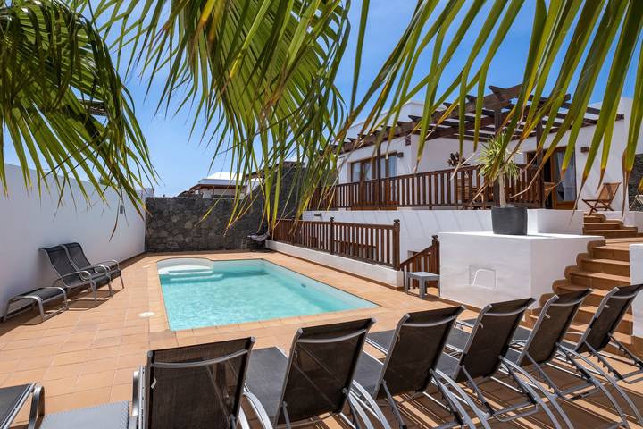 Villa „Bethany“ mit privatem beheiztem Pool, 2 privaten Terrassen & Wlan in Playa Blanca, Yaiza