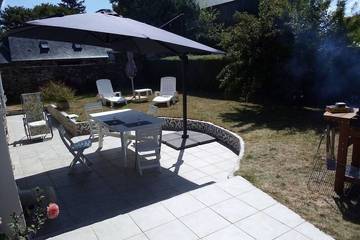Gîte pour 4 personnes, avec jardin à Quemper-Guézennec