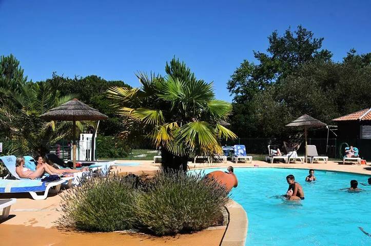 Camping voor 6 personen, met terras en zwembad in Biscarrosse