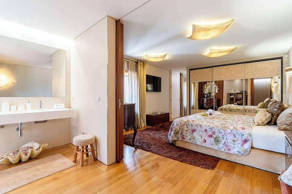 Classic Villa w/ Gym & Pool Access in Paredes, Distrito de Porto