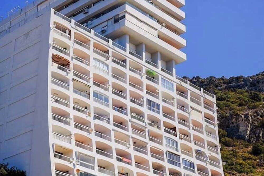 Entire apartment, Apartment with stunning sea views and private access to the beach. in Praia da Califórnia, Sesimbra