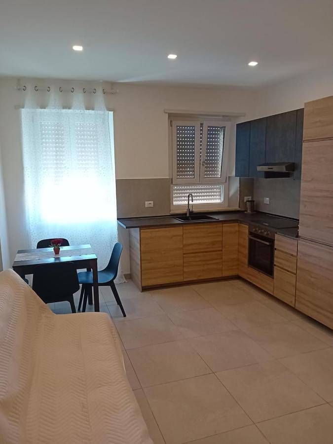 Appartamento per 5 persone, con vista lago e balcone nonché panorama, con animali domestici a Ladispoli