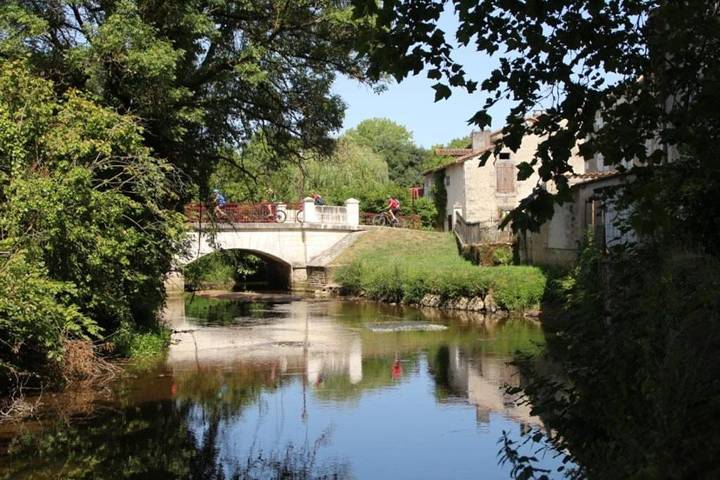 Gîte pour 4 personnes, avec jardin à Aubeterre-sur-Dronne - 3