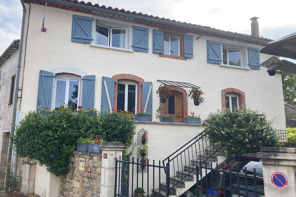 Located in a historic village, this room is ideal for seeing the region. in Varen, Massif Central