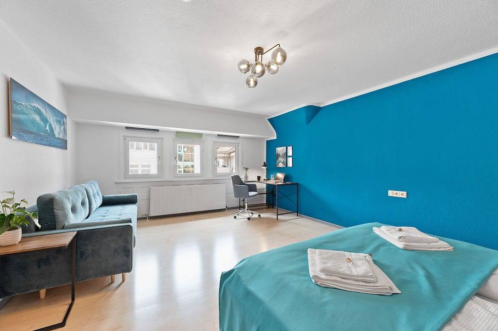 Entire apartment, Krone - Es Bhf - 2Zi & 90m2 & 6xprs - Balcony - 65 \"Tv & Netflix in Esslingen, Landkreis Esslingen