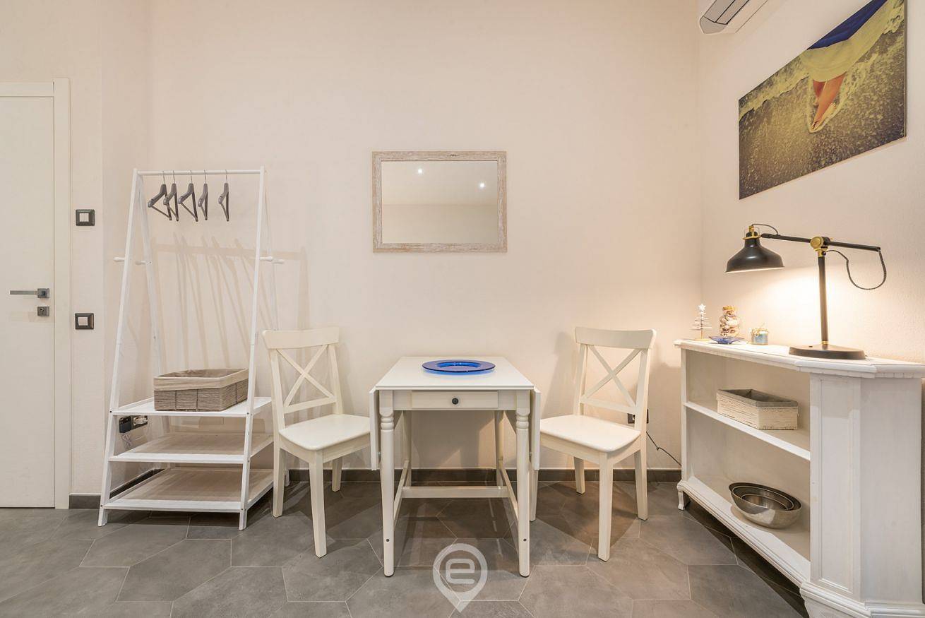 Geheel appartement, Vakantieappartement voor 2 personen met balkon/terras in Marina (Sardinia), Cagliari