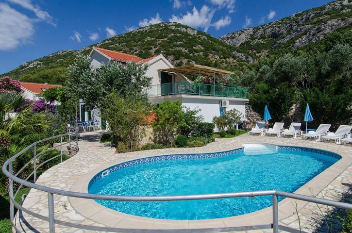 Ferienhaus für 12 Personen, mit Balkon/Terrasse und Garten sowie Pool in Viganj