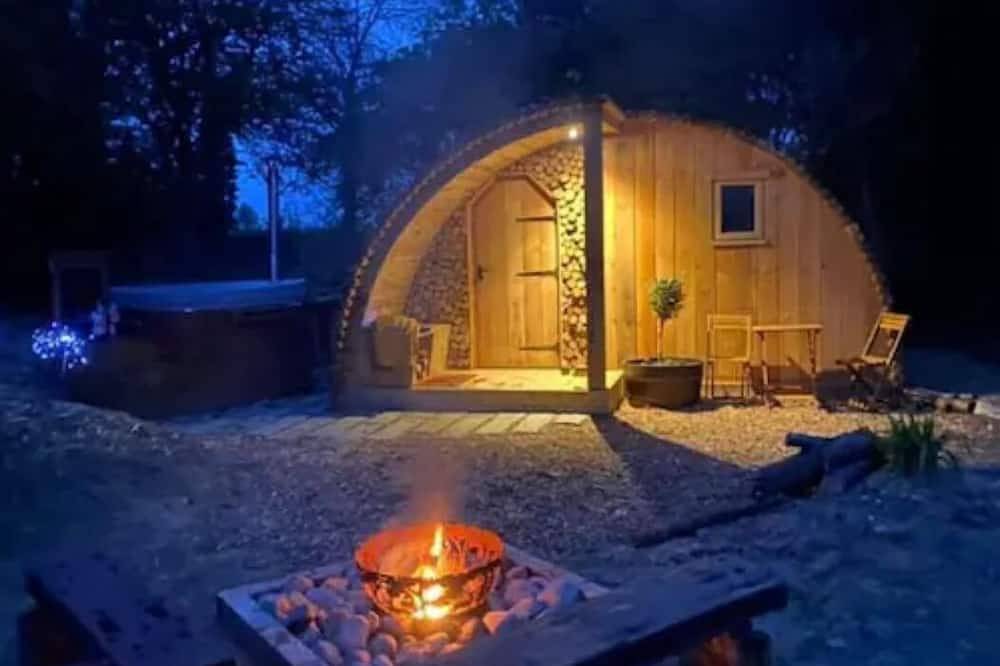 Fox Lodge at Heygates Lodging - Waterfront Wooden Lodge With hot tub in Northamptonshire