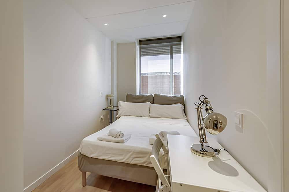 Entire apartment, New Apartment Madrid Feria 103 in Madrid, Madrid Province
