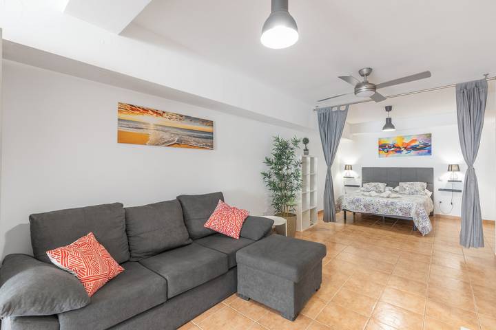 Estudio entero, Estudio vacacional 'Vv Ancla' con vistas a la montaña, Wi-Fi y aire acondicionado in Puerto de Mogan, Mogán