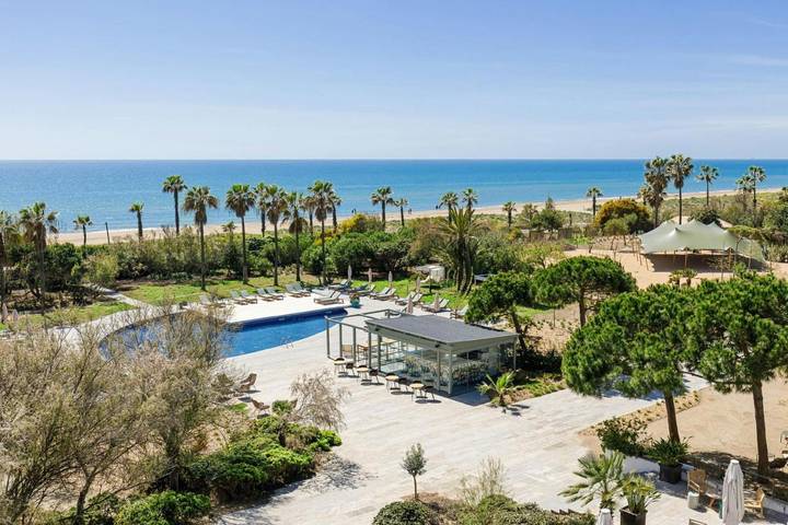 Apartamento para 2 personas, con terraza además de piscina y jardín en Gavá