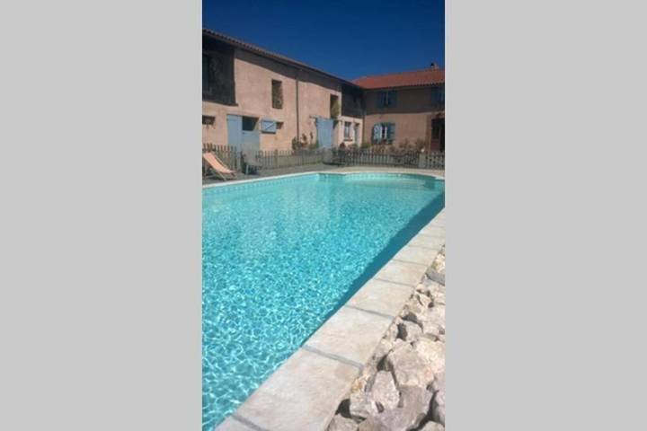 Location de vacances pour 4 personnes, avec Terrasse et Jardin ainsi que Piscine et Vue dans Barcugnan