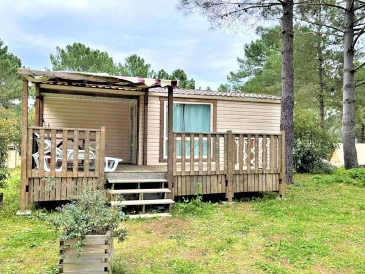 Camping pour 4 personnes, avec terrasse et piscine, animaux acceptés