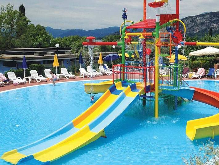 Camping Serenella - Casa mobile 4 persone - Casa mobile | Comfort | 2 Camere da letto | 4 Pers. | Terrazza rialzata | Aria condizionata. in Bardolino, Prealpi Gardesane