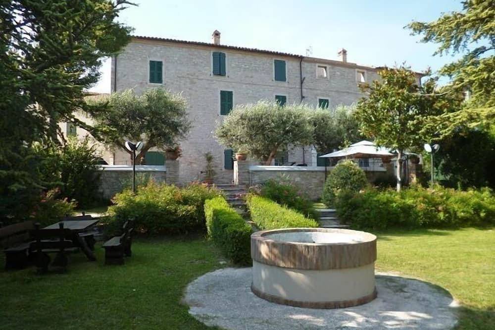 Het overzicht (Palazzo end '700 in de heuvels van Le Marche) in Cingoli, Provincie Macerata