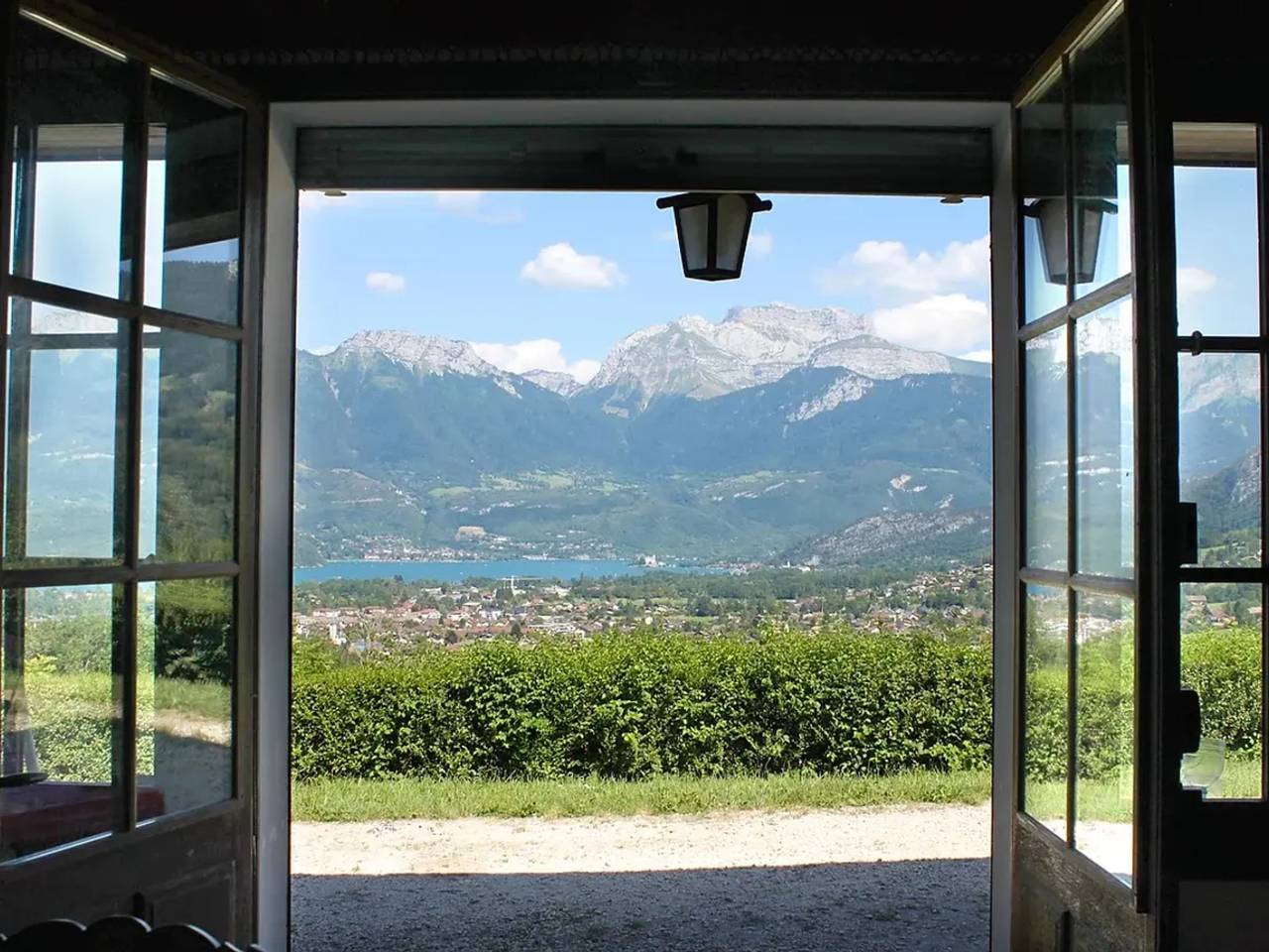 Chalet 'Des Bruyères' mit Seeblick, privater Terrasse und Wlan in Saint-Jorioz, Parc naturel régional du Massif des Bauges