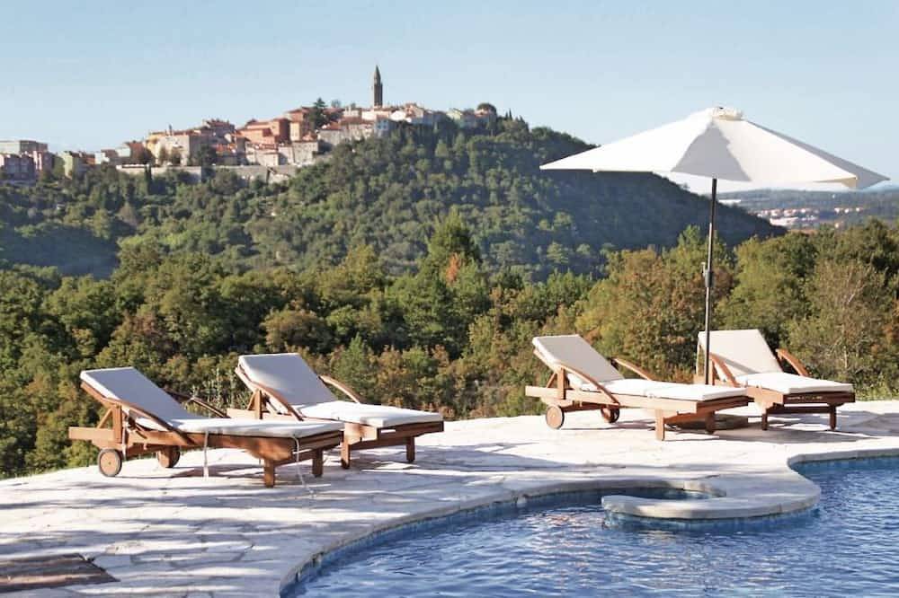 Breathtaking villa with a private pool in Labin, Côte Est de l'Istrie