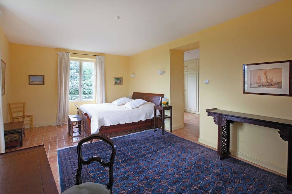 Beautiful manor with swimming pool and orchard facing  the Provençal Colorado in Rustrel, Parc naturel régional du Luberon