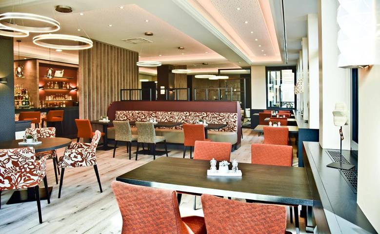 Hotel, mit Balkon und Terrasse sowie Garten