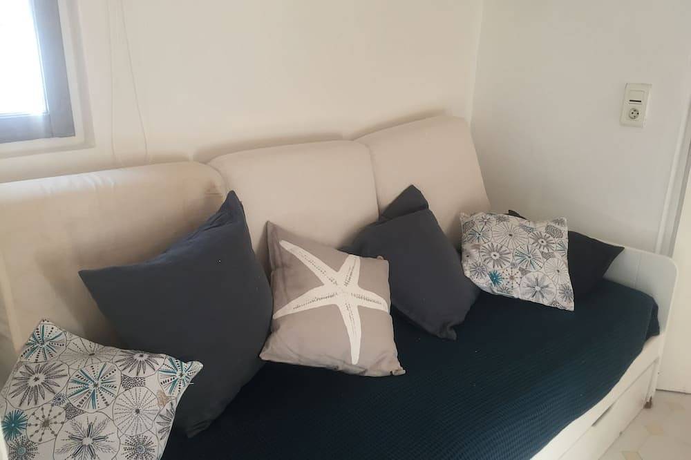 Entire apartment, Studio \" Pieds Dans L'eau \" In A Residence Of Character In Bandol in Bandol, Toulon region