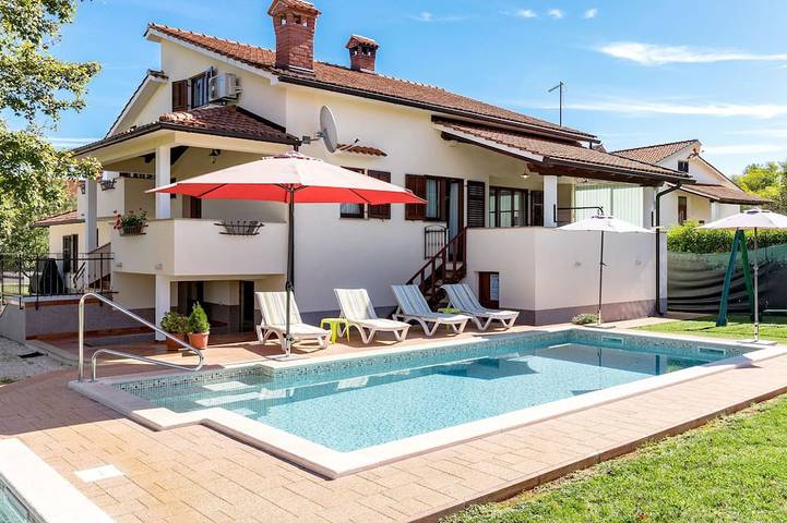 Ferienhaus für 8 Personen, mit Terrasse und Pool