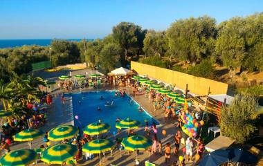 Hôtel pour 4 personnes, avec jardin ainsi que vue et piscine dans Rodi Garganico