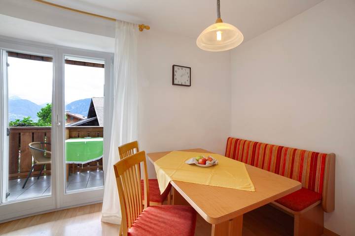 Ganze Wohnung, Ferienwohnung "Mosttragerhof Appartment Large" mit Bergblick, Gemeinschaftspool und Wlan in St. Georgen (Schenna), Schenna