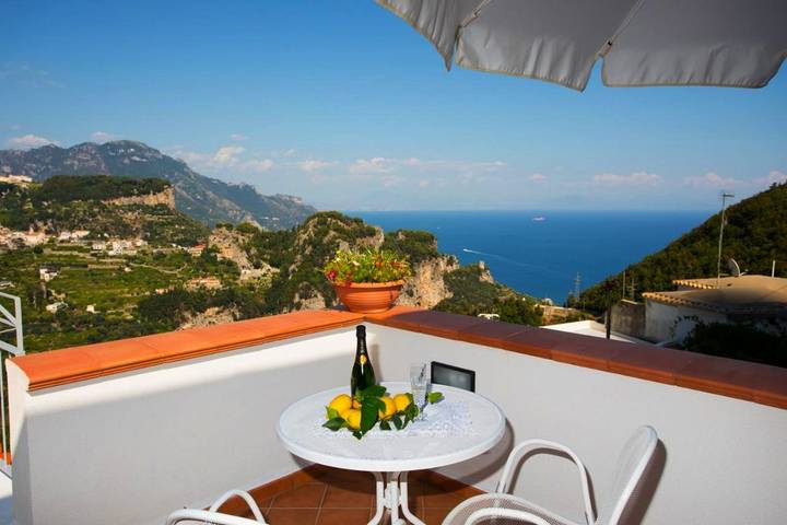 Casa vacanza per 4 persone, con panorama e giardino, adatto a famiglie con bambini ad Amalfi