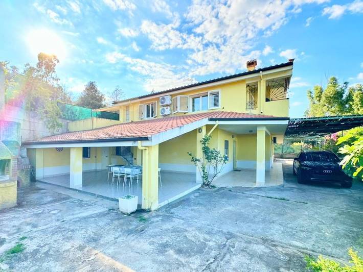Gîte pour 6 personnes, avec Terrasse ainsi que Jardin et Vue à Loceri