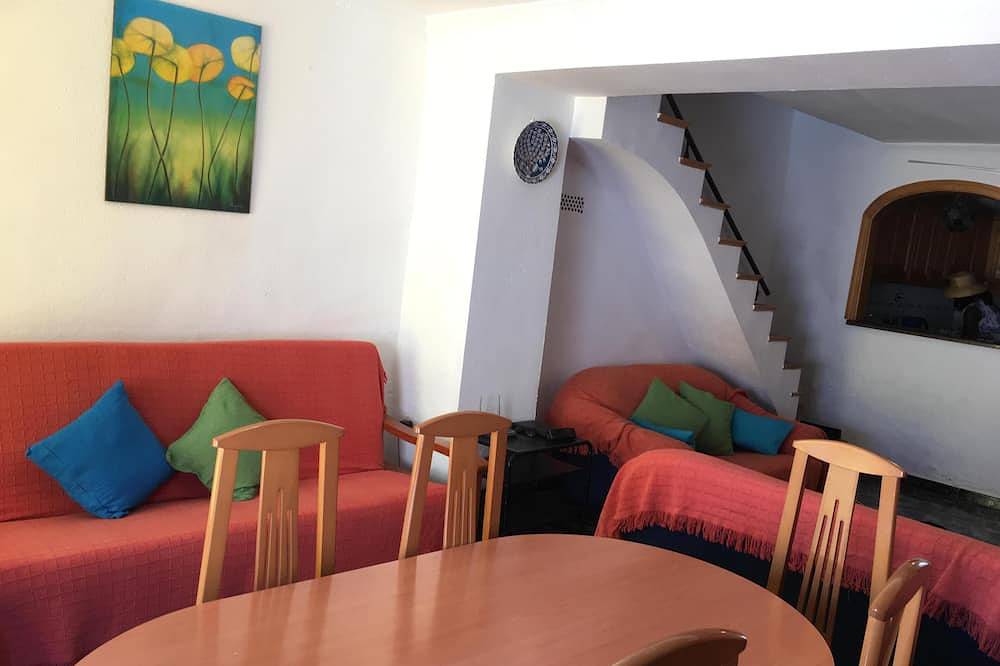 Spacious townhouse with roof terrace and amazing views over old town. Sleeps 6. in Oliva, Costa de Valencia