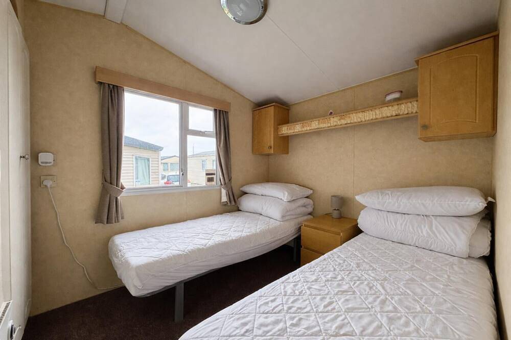Caravan by the sea at California Cliffs Holiday Park in Norfolk in California (Great Yarmouth), Great Yarmouth