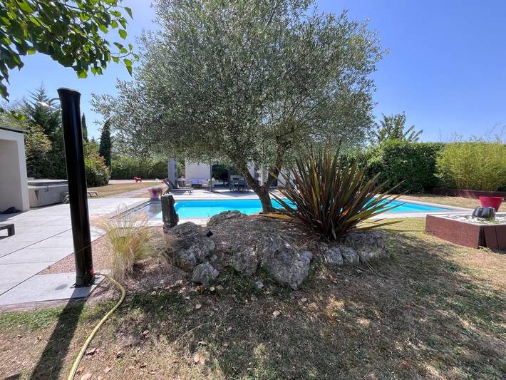 Chalet para 11 personas, con jardín además de piscina y jacuzzi - 1