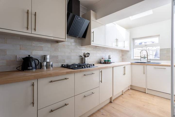 Perfect Booking | 4 Bed Home with Parking for 2 in Hanham Abbots, South Gloucestershire