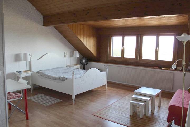 Location de vacances pour 2 personnes, avec sauna et terrasse ainsi que vue sur le lac et vue dans Luins