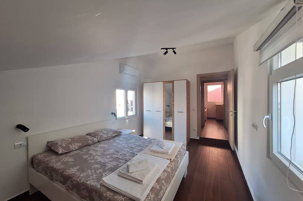 Apartamento entero, 3 Min Walk to Beach Spacious 3Br Flat with Balcony Parking in Budva, Municipio de Budva