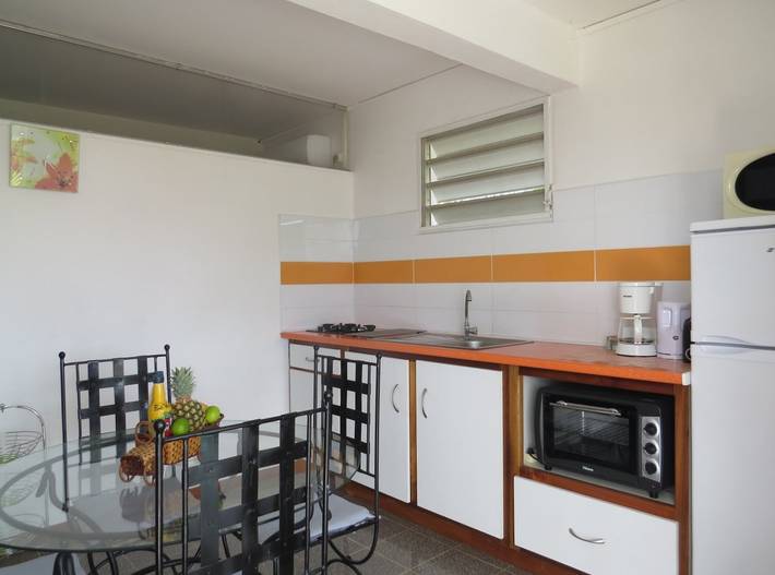 Gîte pour 2 personnes, avec terrasse ainsi que jardin et piscine à Saint-François - 2