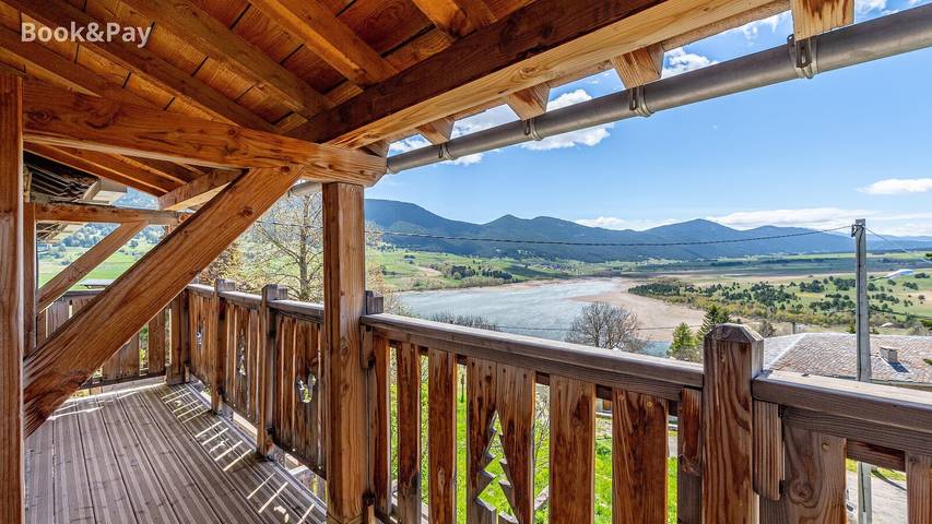 Casa de pueblo en Puyvalador: encanto de montaña y vistas impresionantes al lago in Puyvalador, Parque Natural Regional de los Pirineos Catalanes