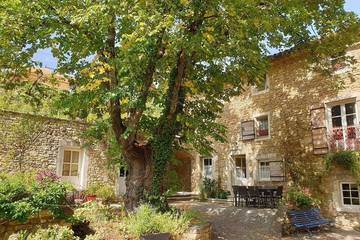 Location de vacances pour 9 personnes, avec jardin ainsi que terrasse et jacuzzi à Saint-Paulet-de-Caisson