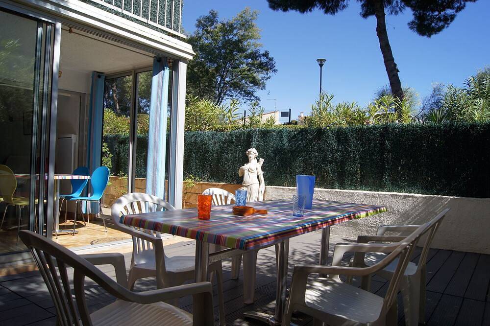 Appartement entier, Lara 6 - Grand T2 rez-de-jardin et terrasse ombragés Loggia  Wc indép Parking in Cap d'Agde, Agde