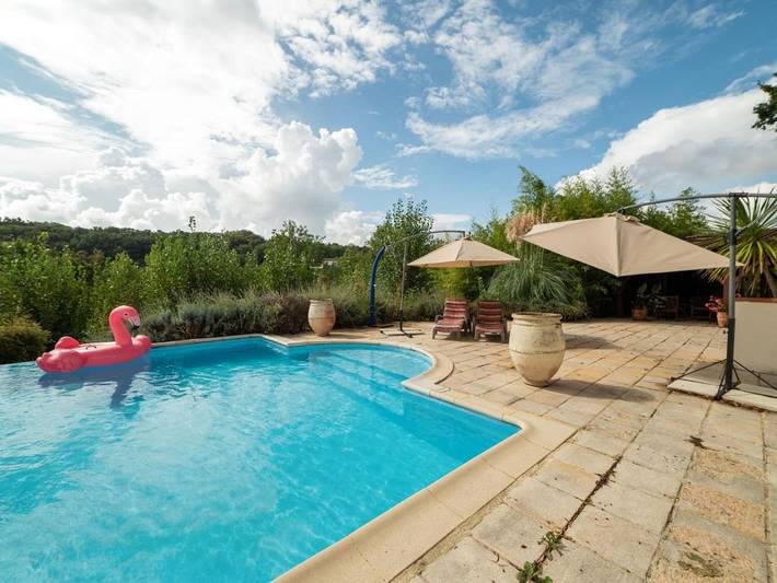 Location de vacances pour 4 personnes, avec terrasse et jardin ainsi que piscine et sauna à Touffailles