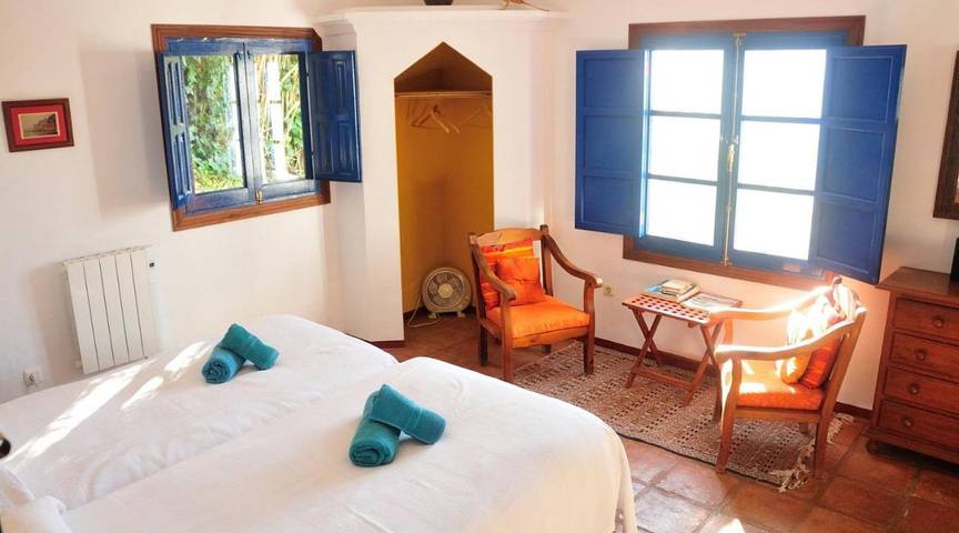 Casa rural para 8 personas, con vistas además de jardín y piscina en Montecorto