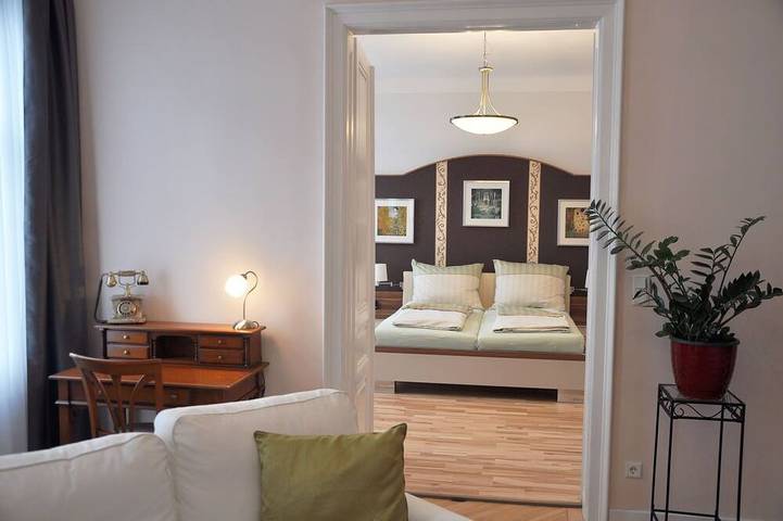 Ganze Wohnung, Herrlicher Grünblick, Pool & Garten, nahe Schönbrunn in Wien, Donau Niederösterreich