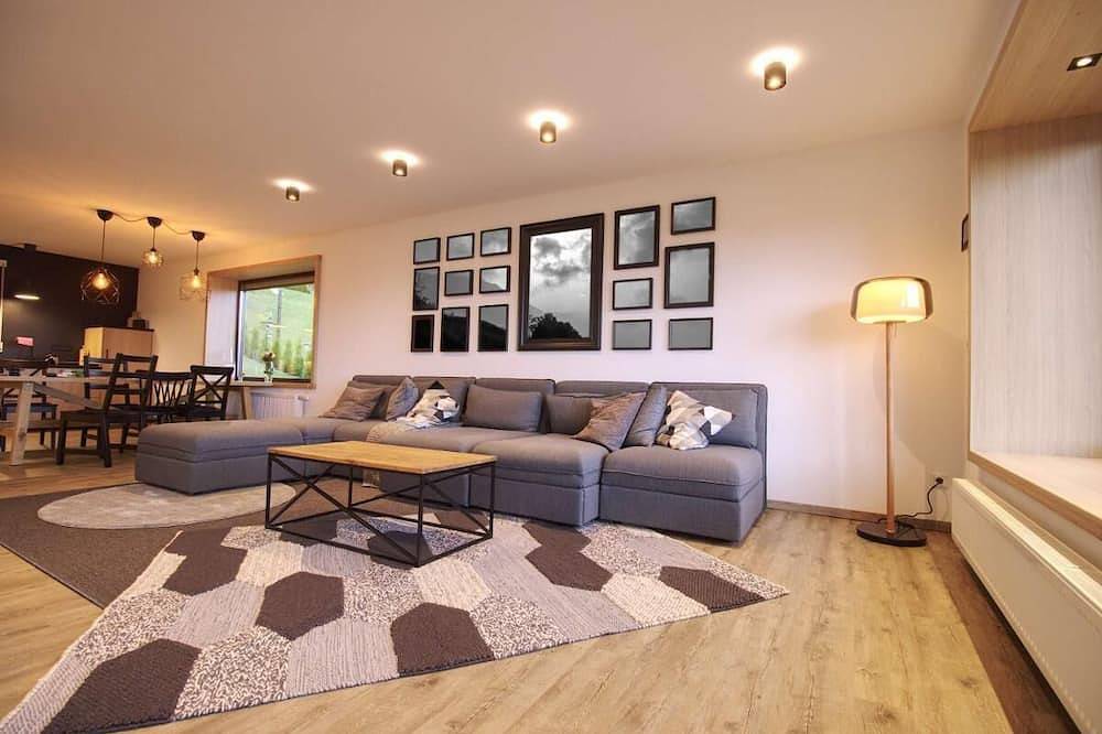 Ganze Wohnung, Stilvoll eingerichtetes Ferienhaus mit großer Terrasse in Haus im Wald, Grafenau