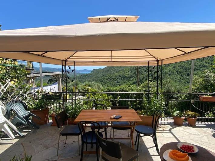 Location de vacances pour 4 personnes, avec balcon et vue à Leivi