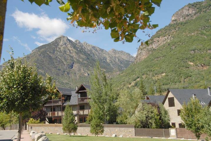 Location de vacances pour 11 personnes, avec Balcon et Terrasse ainsi que Jardin et Piscine à Benasque - 3
