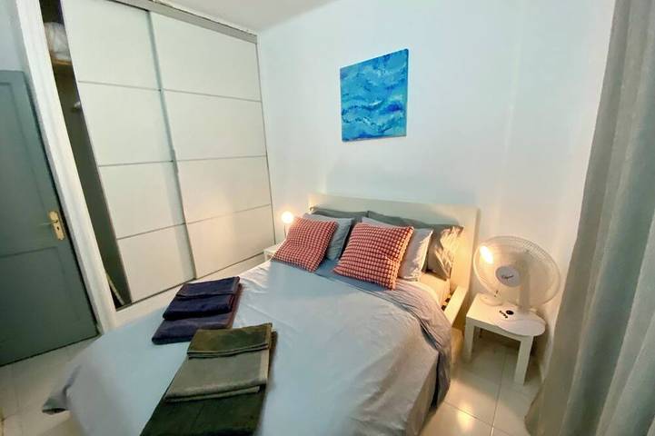 Ganze Wohnung, 1 Bedroom apartment, sea views, old town, 30m from the boardwalk. in Puerto del Carmen, Tías