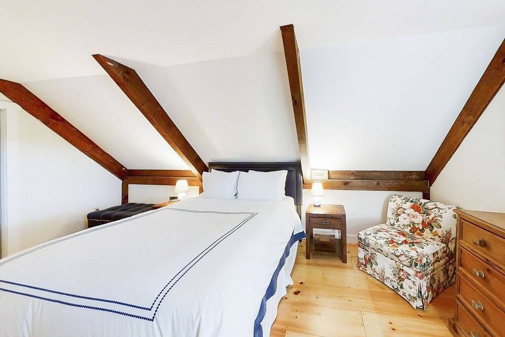 Appalachee Pond Waterfront Cottage | Decks, Sunroom, Dock with Kayaks & Canoe in Boothbay Harbor, Lincoln County (Maine)