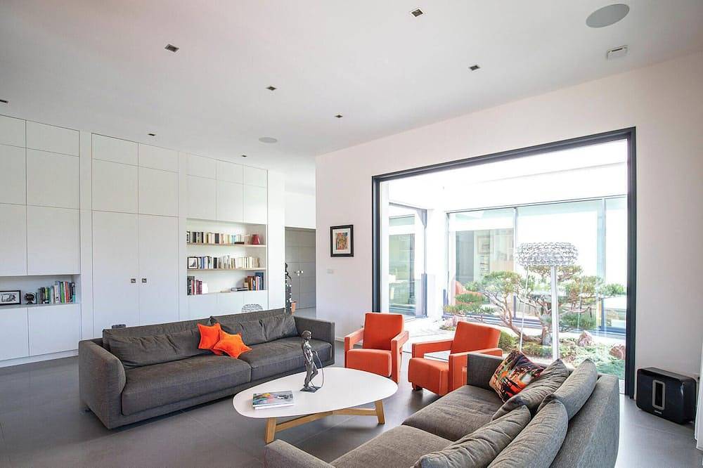 Contemporary Home Provence in Ventabren, Aix-en-Provence region