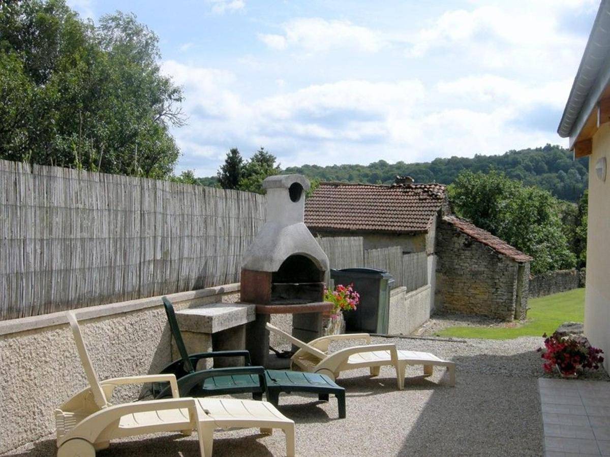 Maison restaurée avec piscine privée chauffée et équipements de loisirs à Bourmont-entre-Meuse-et-Mouzon - Fr-1-611-58 in Goncourt, Haute-Marne